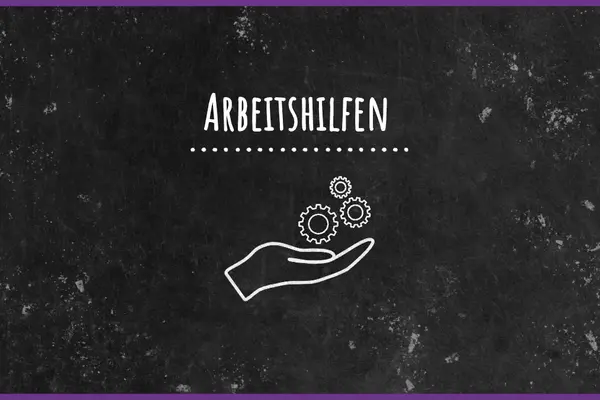 Schwarze Tafel mit Schriftzug Arbeitshilfen sowie Kreidezeichnung einer Hand mit Zahnrädern