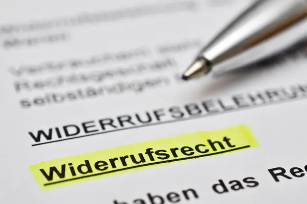 In Vertragsunterlagen ist das Wort "Widerrufsrecht" gelb markiert.
