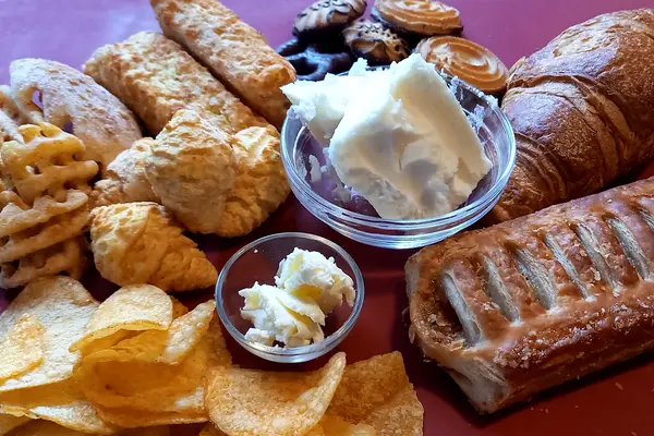 Verschiedene Gebäckstücke Chips und Fett