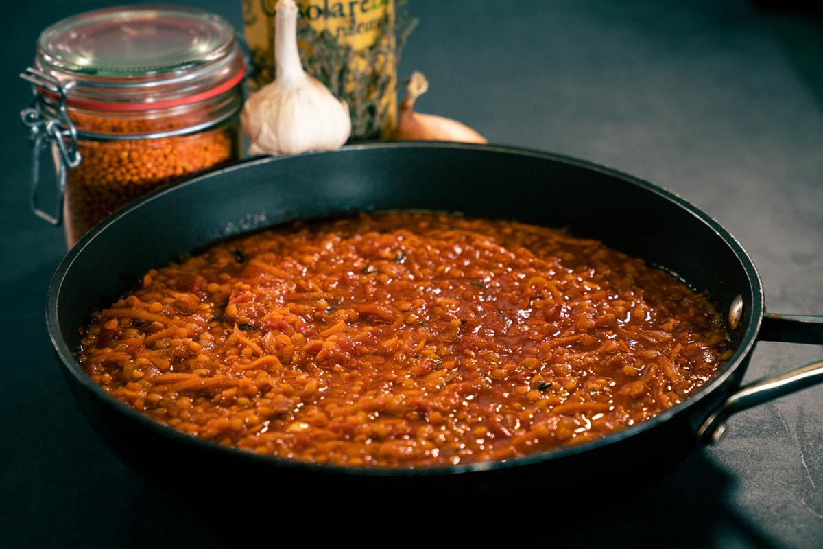 Linsen-Bolognese in einer Pfanne