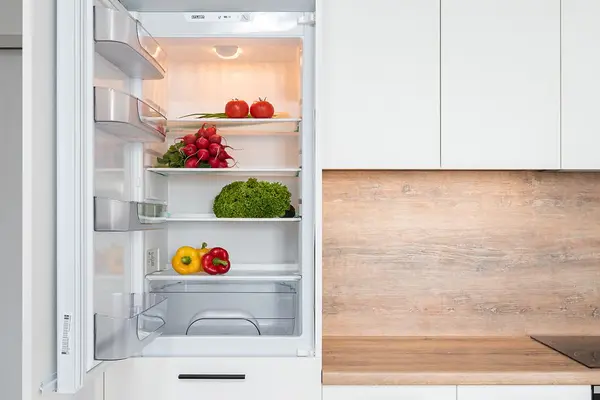 Küche mit offenem Kühlschrank