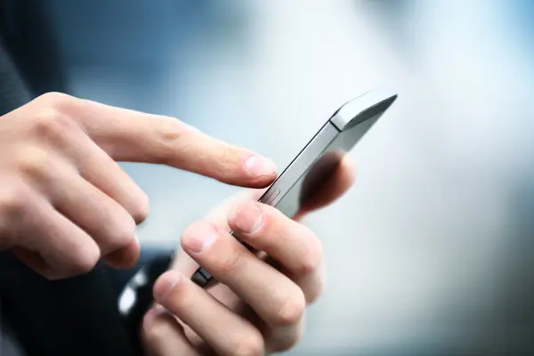 Nahaufnahme Hände mit Smartphone - primastrom will Rückruf erzwingen