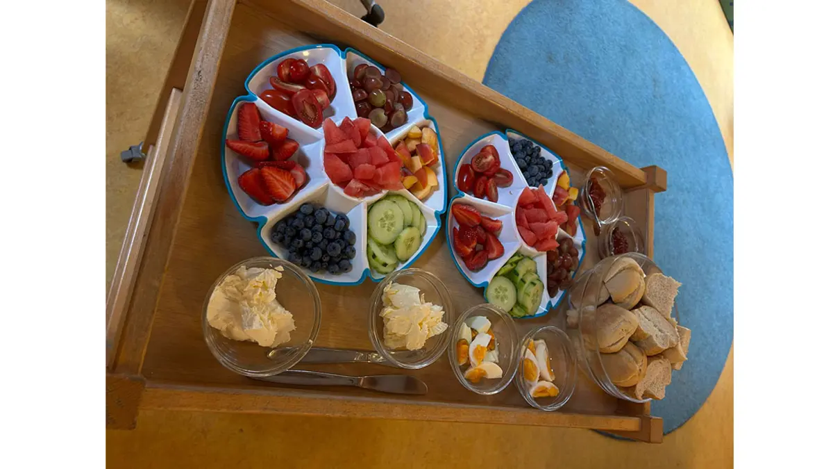 Frühstückswagen beim offenen Frühstück der Kita Sandhügel