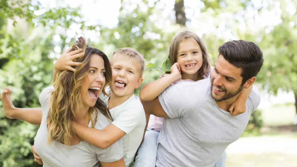 Familie mit den Kinder in der Freizeit