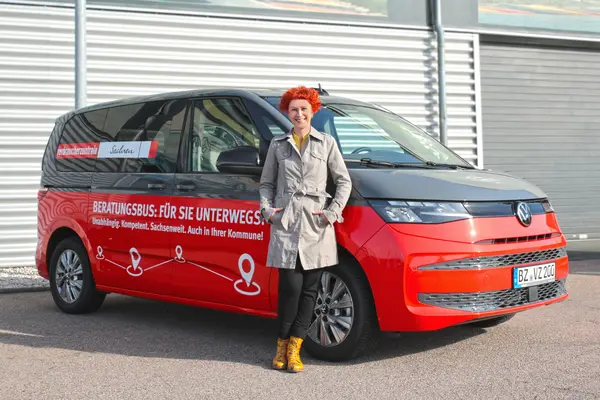 Beraterin vor dem Beratungsbus für Ostsachsen
