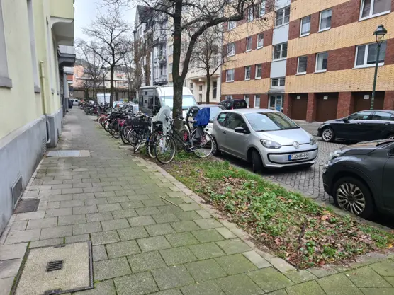 Trostlose Grünfläche im Wohngebiet