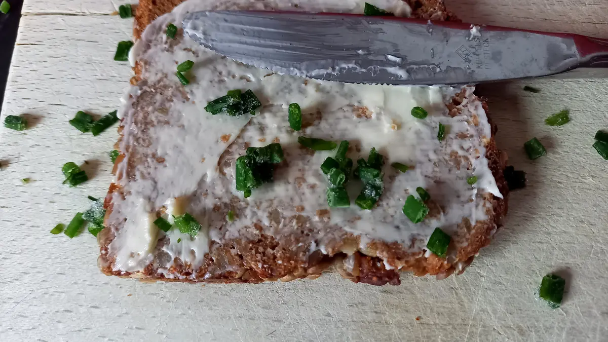 Brot mit Margarine und Schnittlauch