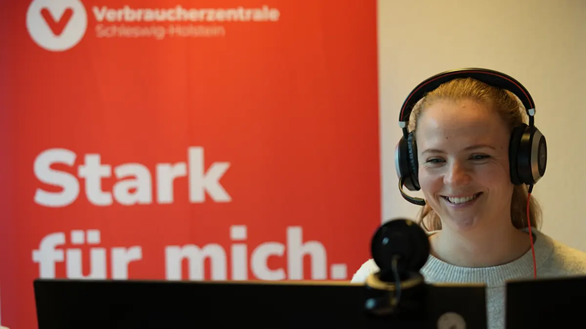 Referentin steht vor ihren Bildschirmen und hält einen Vortrag