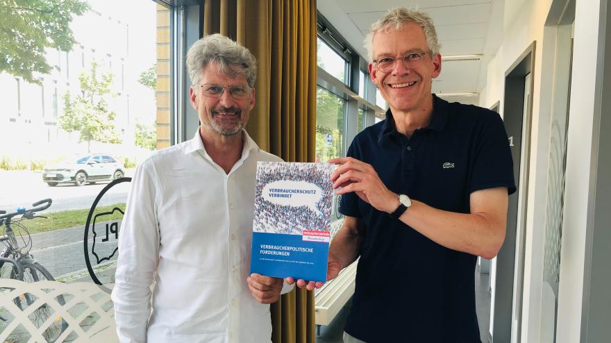 Thomas von Gizycki erhält verbraucherpolitischen Forderungskatalog von Christian A. Rumpke