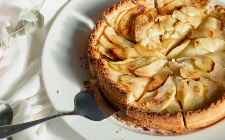 Apfelkuchen auf dem Teller