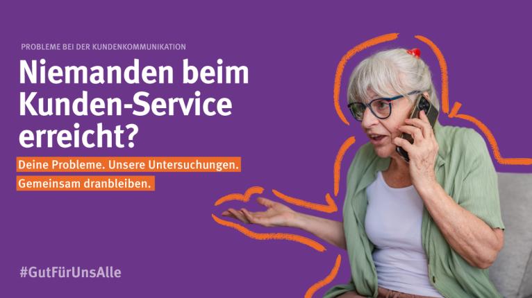 1. Eine ältere Frau mit grauen Haaren, Brille und grünem Hemd sitzt auf einem Sofa und telefoniert mit besorgtem Gesichtsausdruck. Sie gestikuliert mit einer Hand, während sie das Handy ans Ohr hält. Der violette Hintergrund zeigt die Frage: "Niemanden beim Kunden-Service erreicht?" mit einem Aufruf zu Untersuchungen. Orangefarbene grafische Elemente umrahmen die Szene.