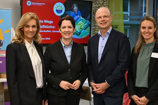 Vier Personen stehen nebeneinander und blicken in die Kamera. Von rechts nach links: Katrin Scholtyssek, Projektleiterin des Kantinenprogramms NRW von der Verbraucherzentrale NRW Wolfgang Schuldzinski, Vorstand der Verbraucherzentrale NRW Silke Gorißen, Ministerin für Landwirtschaft und Verbraucherschutz in NRW Ulrike Lubek, Direktorin des Landschaftsverbands Rheinland
