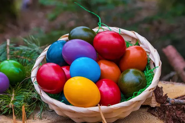 Bunte Ostereier in einem Osterkorb