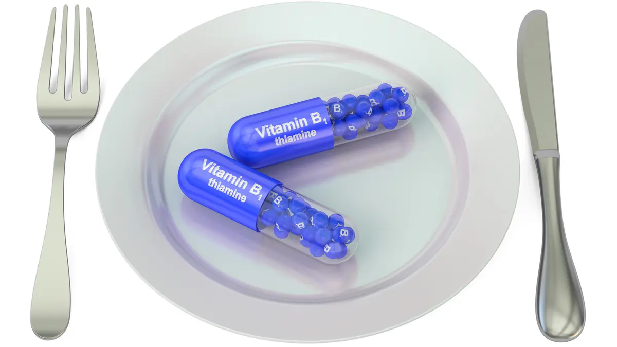 Vitamin-Kapseln auf dem Teller