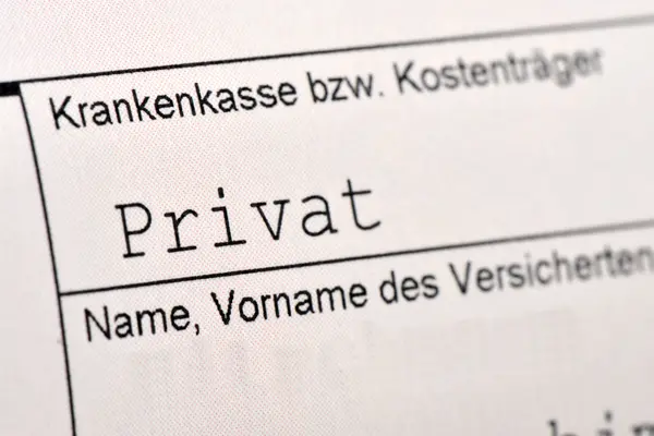 Nahaufnahme eines Rezeptscheins vom Arzt, auf dem "Privat" als Krankenkasse eingetragen ist.