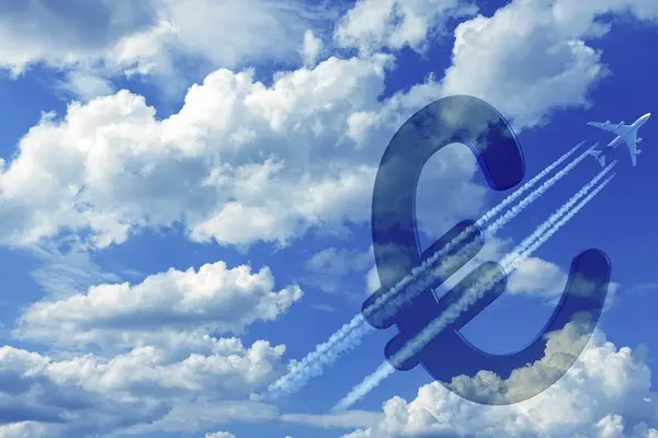blauer Himmel mit einem Flugzeiúg, das durch ein Euro-zeichen fliegt
