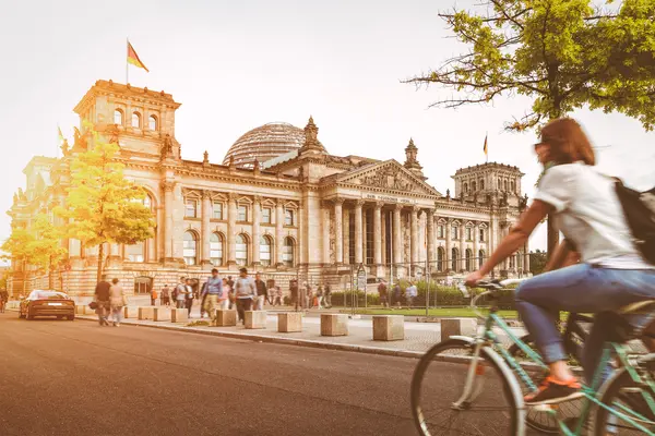 Eine Fahrradfahrerin vor dem Reichstag.