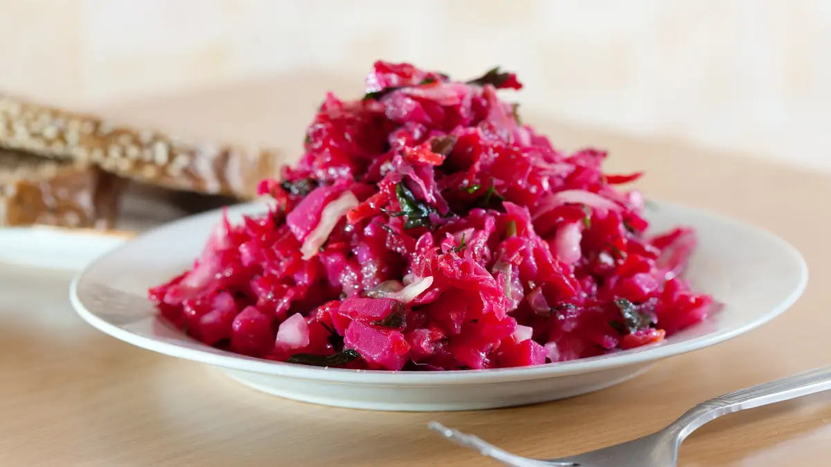 Ein Teller mit rotem Rotkohlsalat