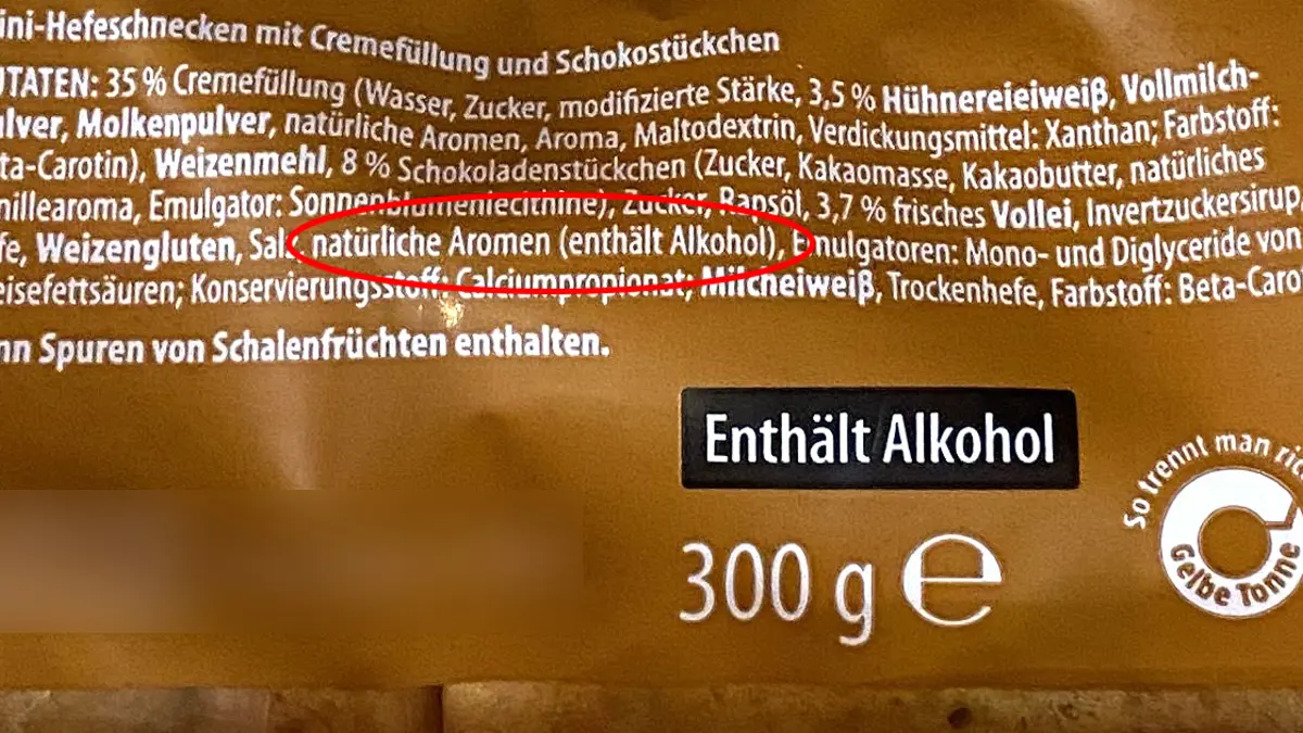 Zutatenliste einer Packung Hefeschnecken mit Kreis um die Worte "natürliche Aromen (enthält Alkohol)"