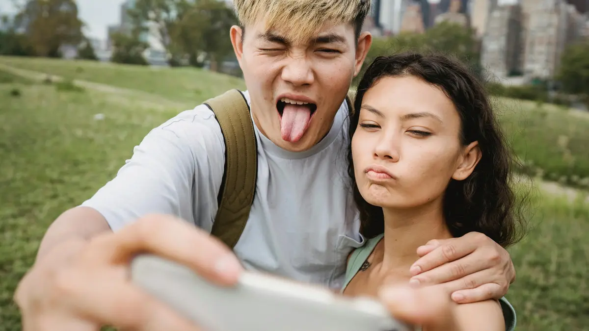 Zwei jungen Menschen machen ein Selfie