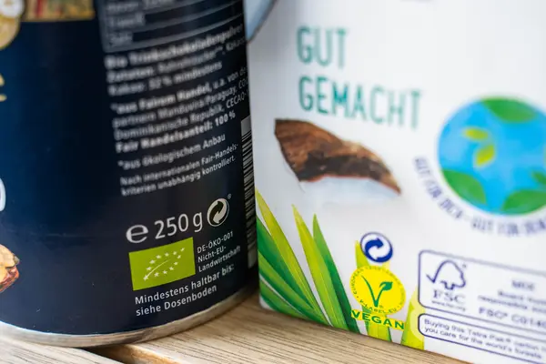 Bio- und Vegan-Label auf verschiedenen Produkten