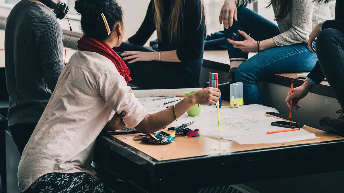 Schüler:innen am Tisch