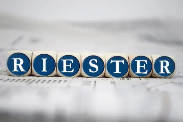 Scrabblewürfel, die das Wort Riester bilden