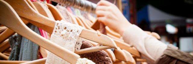 Kleider auf einem Bügel