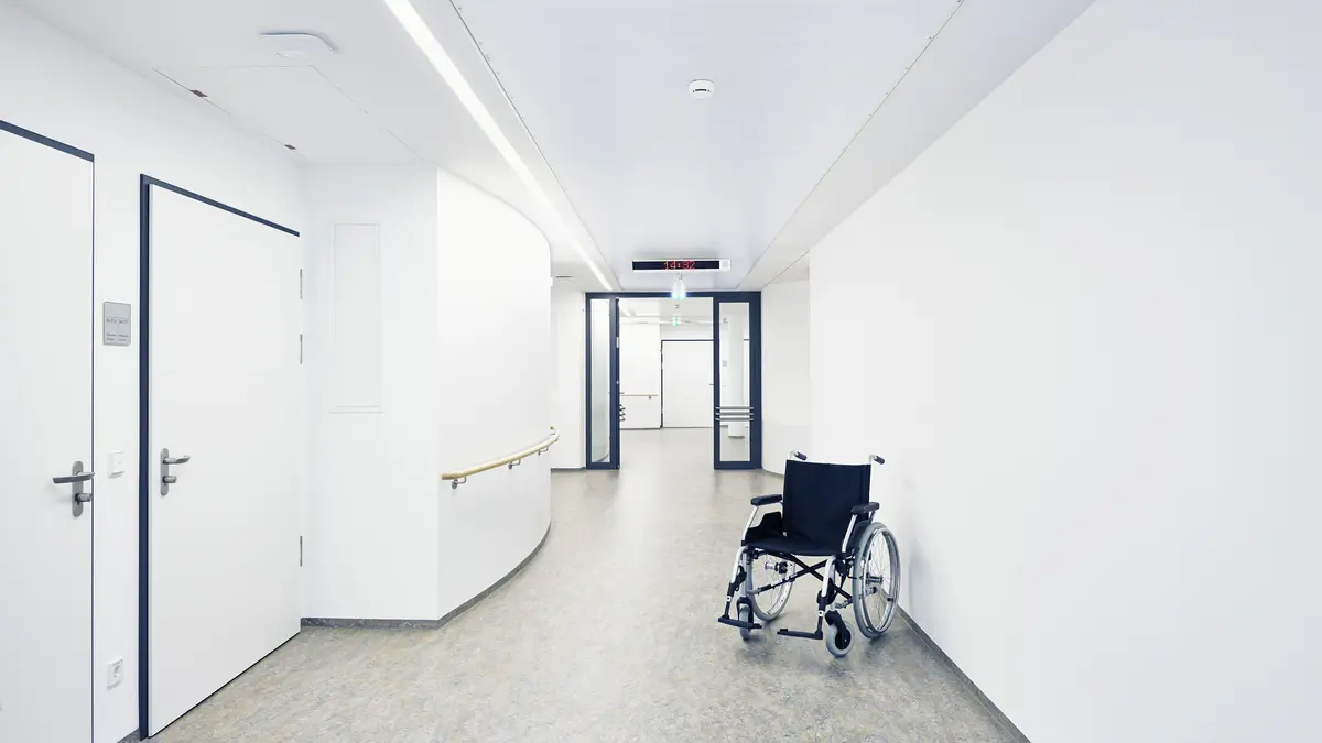 Leerer Rollstuhl in leerem Krankenhausflur