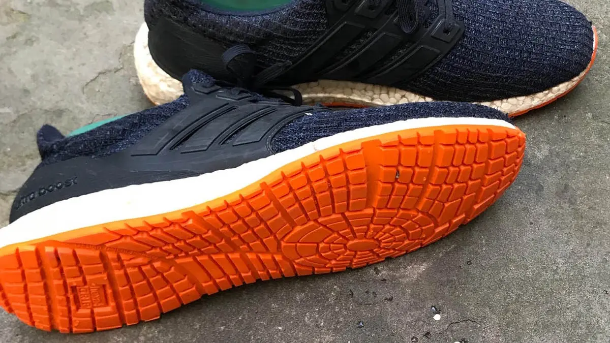 Sneaker mit neuen, orangen Sohlen