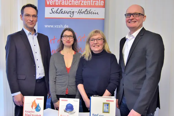 Bürgermeister Oliver Schmidt-Gutzat bei seinem Besuch in der Verbraucherzentrale Heide