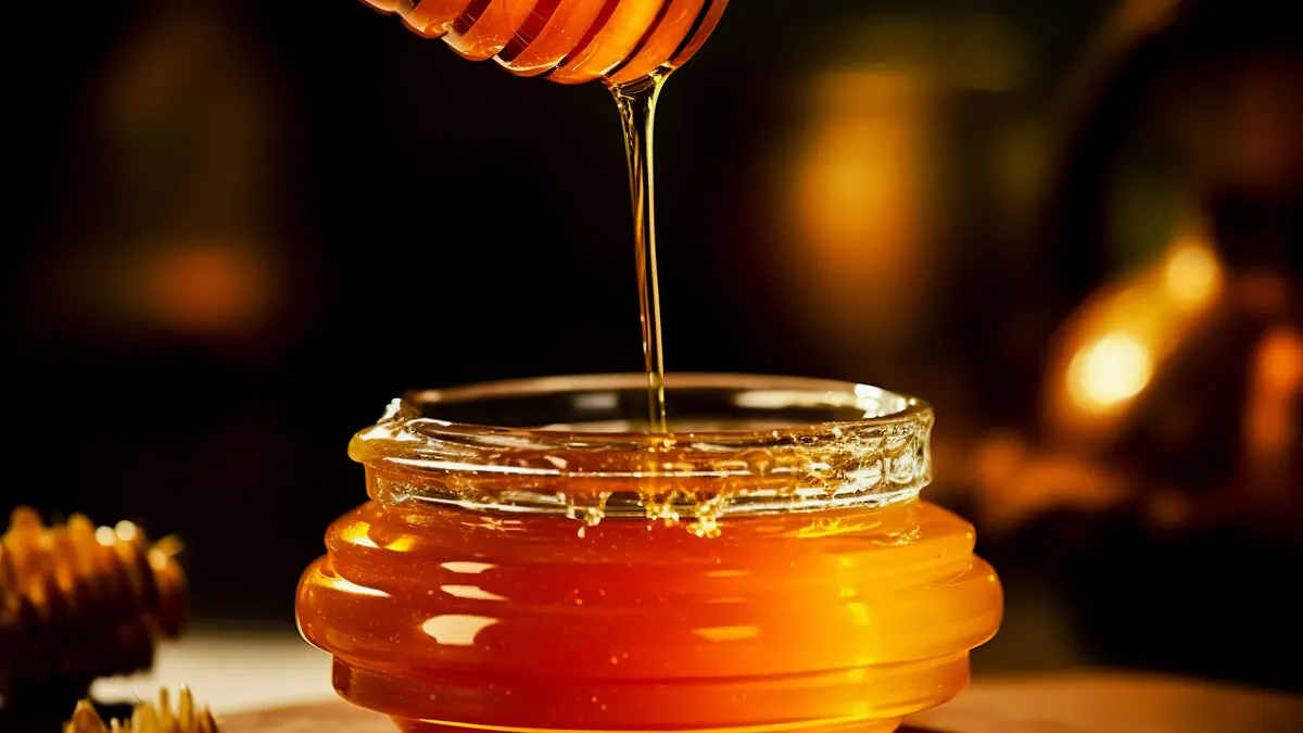 Ein Glas Manuka Honig steht auf einem Tisch