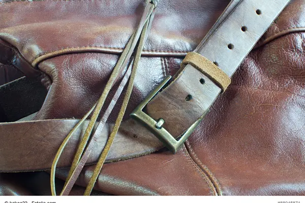 Leder mit Riemen und Gürtel