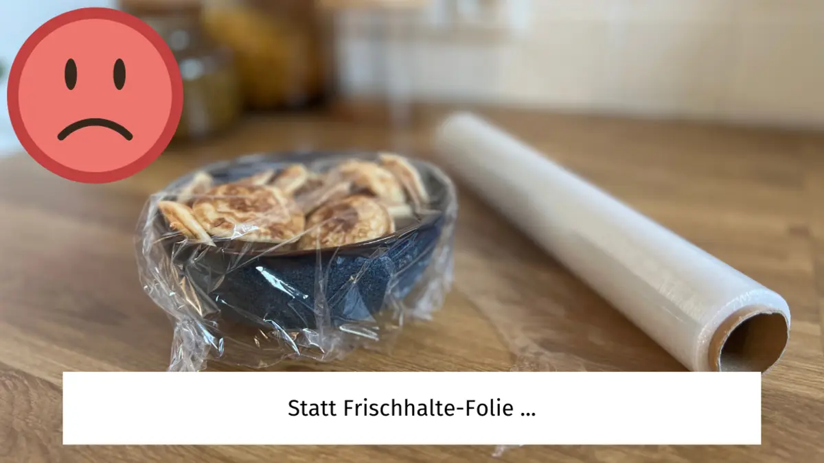 Ein mit Folie abgedecktes Gefäß und eine Rolle Frischhaltefolie. Untertitel; Statt Frischhalte-Folie...