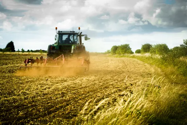 Traktor beim Pflügen eines Feldes