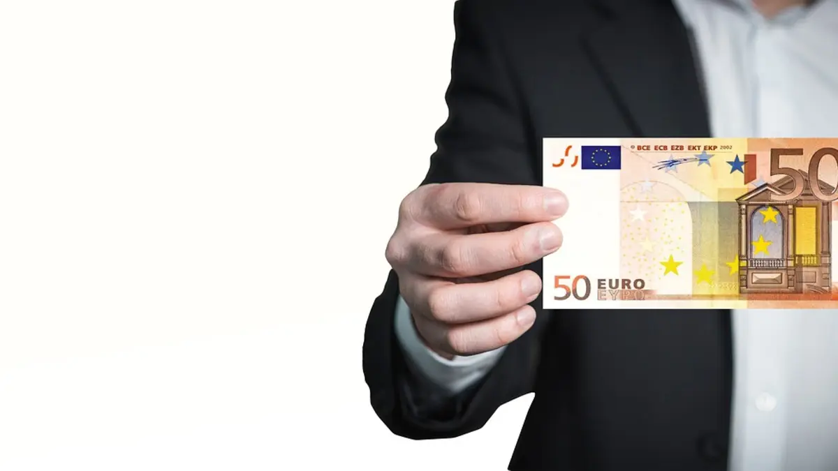 50-Euro-Schein zwischen zwei Händen