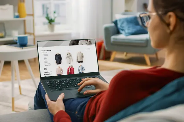 Frau auf Sofa beim Onlineshopping