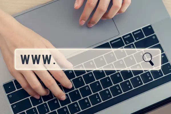 Draufsicht Laptop mit Händen, Eingabe URL