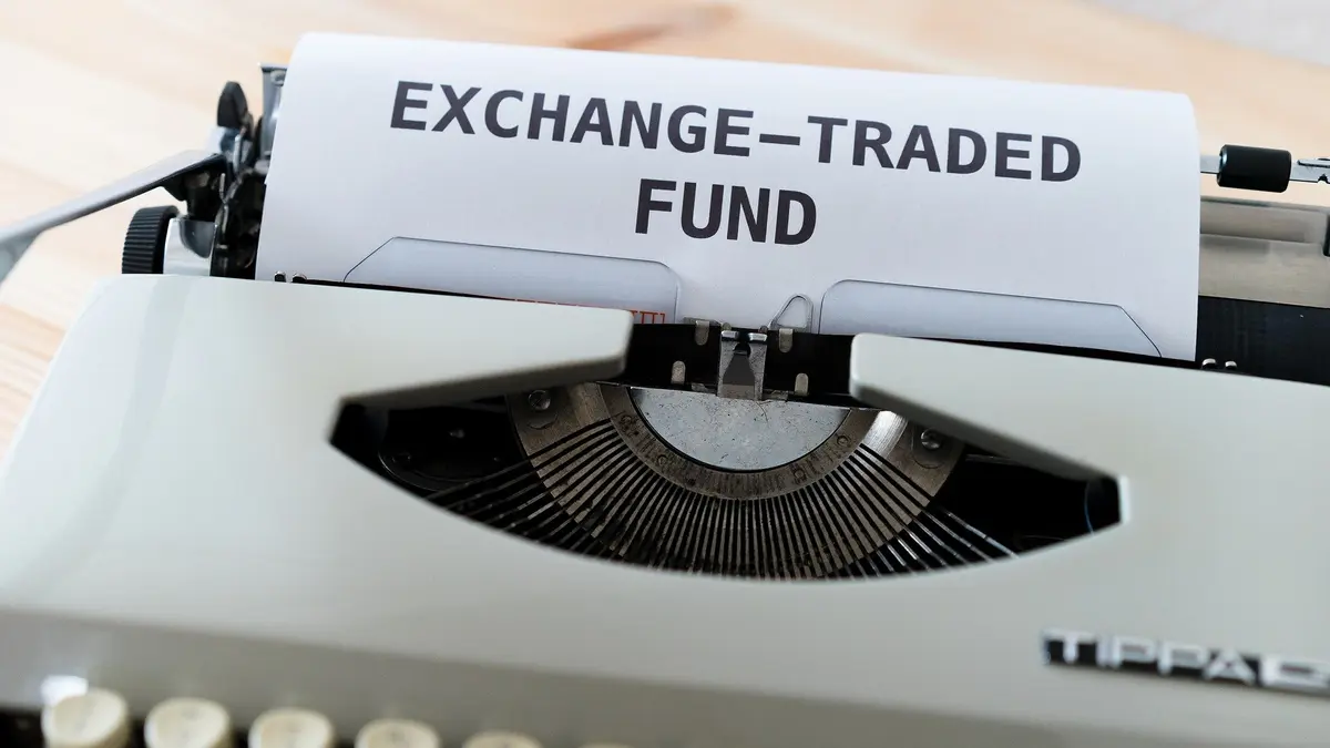 Altmodische Schreibmaschine, in die ein Blatt Papier eingespannt ist mit den Worten Exchange Traded Fund
