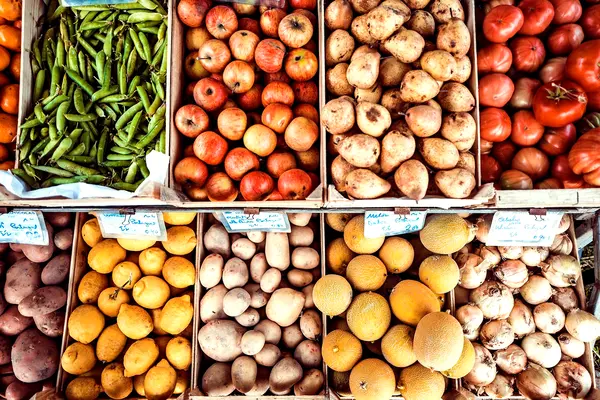 Obst und Gemüse in Kästen