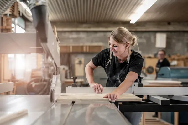 Eine junge Schreinerin bei der Arbeit.
