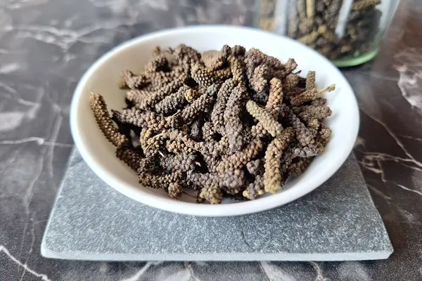Schokoladenpfeffer in einer weißen Schüssel