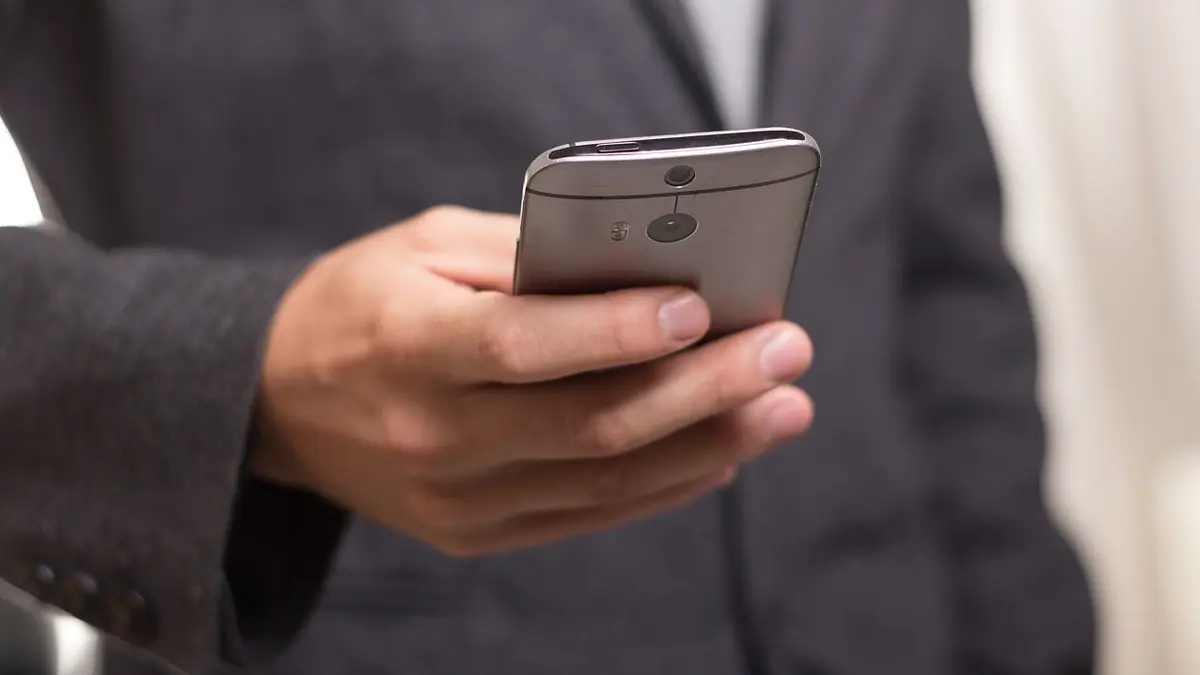 Mann mit Smartphone