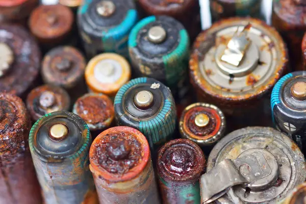 Diverse rostige Batterien