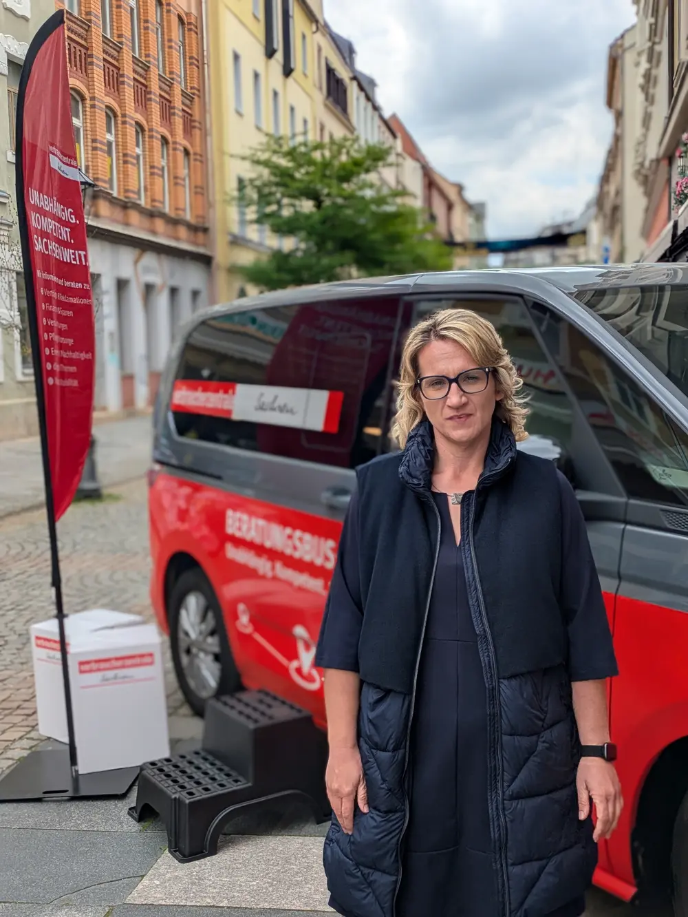 Arleen Becker vor dem Beratungsbus