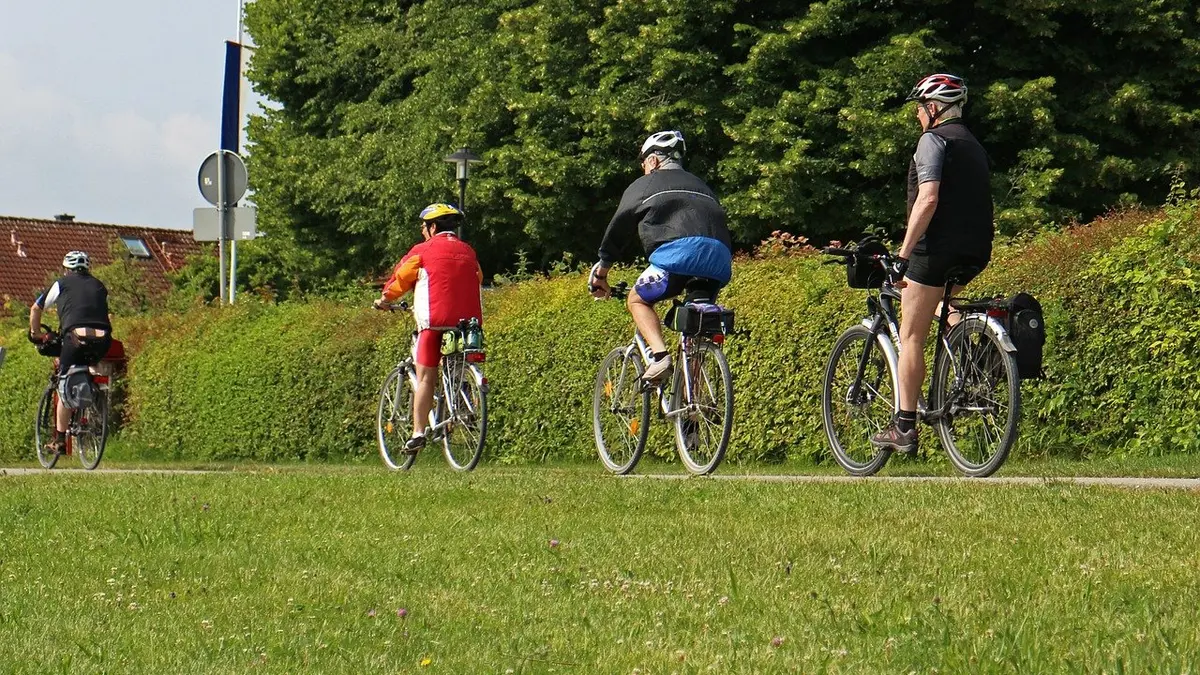 Senioren fahren Fahrrad