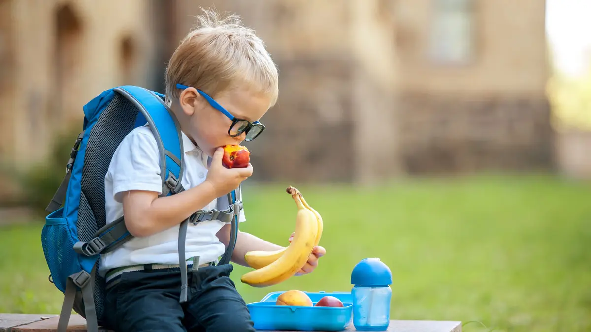 Ein Kind ist einen gesunden Snack