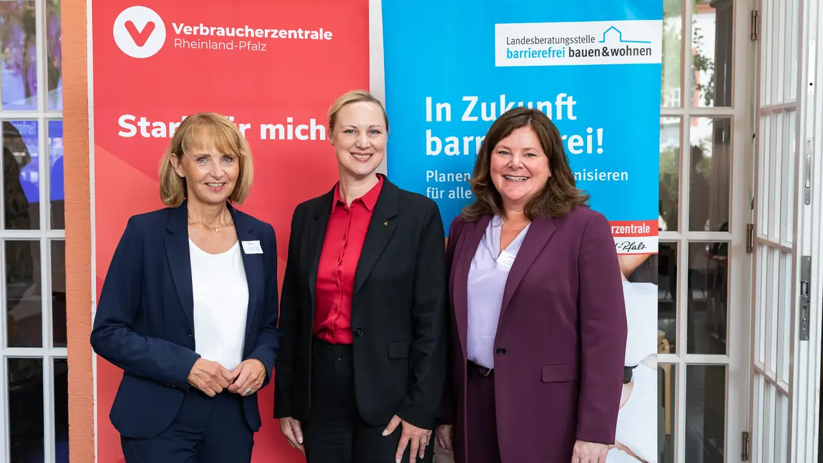 Petra Ruß, Ministerin Dörte Schall und Heike Troue vor VZ-Banner und LBS-Banner