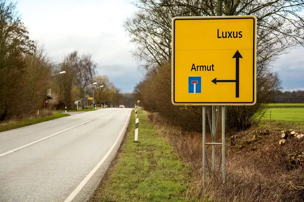 Straßenschild Armut Luxus KVF Verbraucherforschung Klaus-Remmer Fotolia