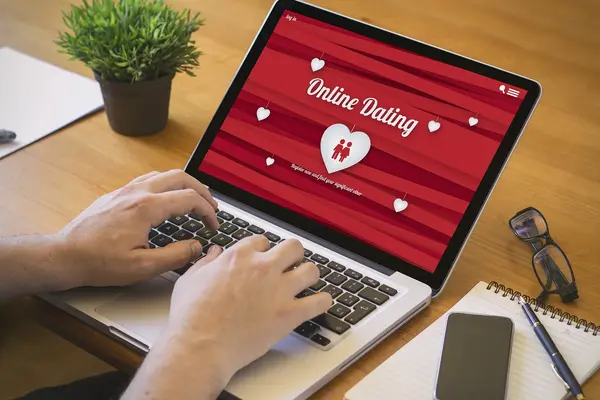 Online Dating am Laptop
